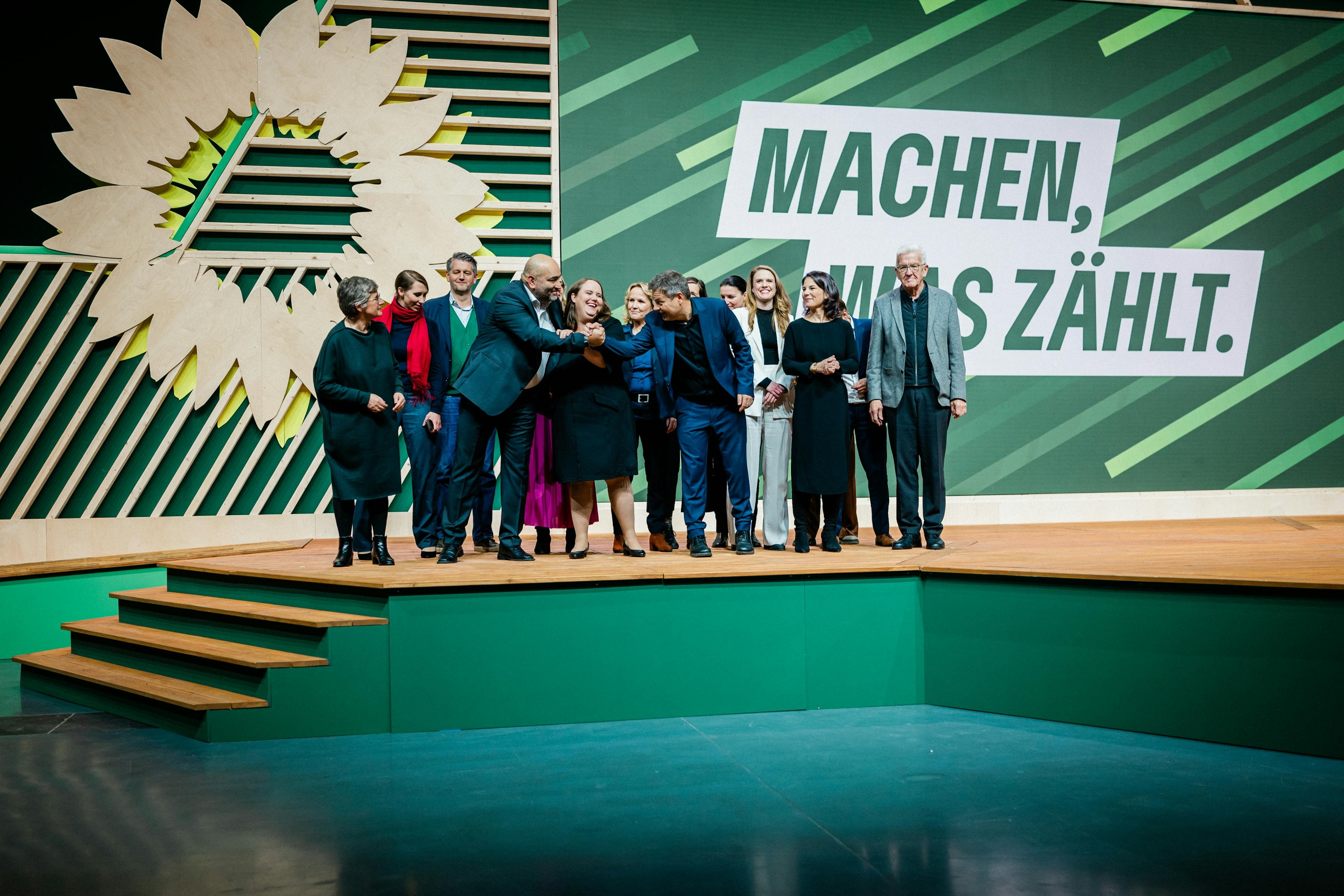 Grüne Prominente auf der Bühne der 49. Bundesdelegiertenkonferenz in Karlsruhe.