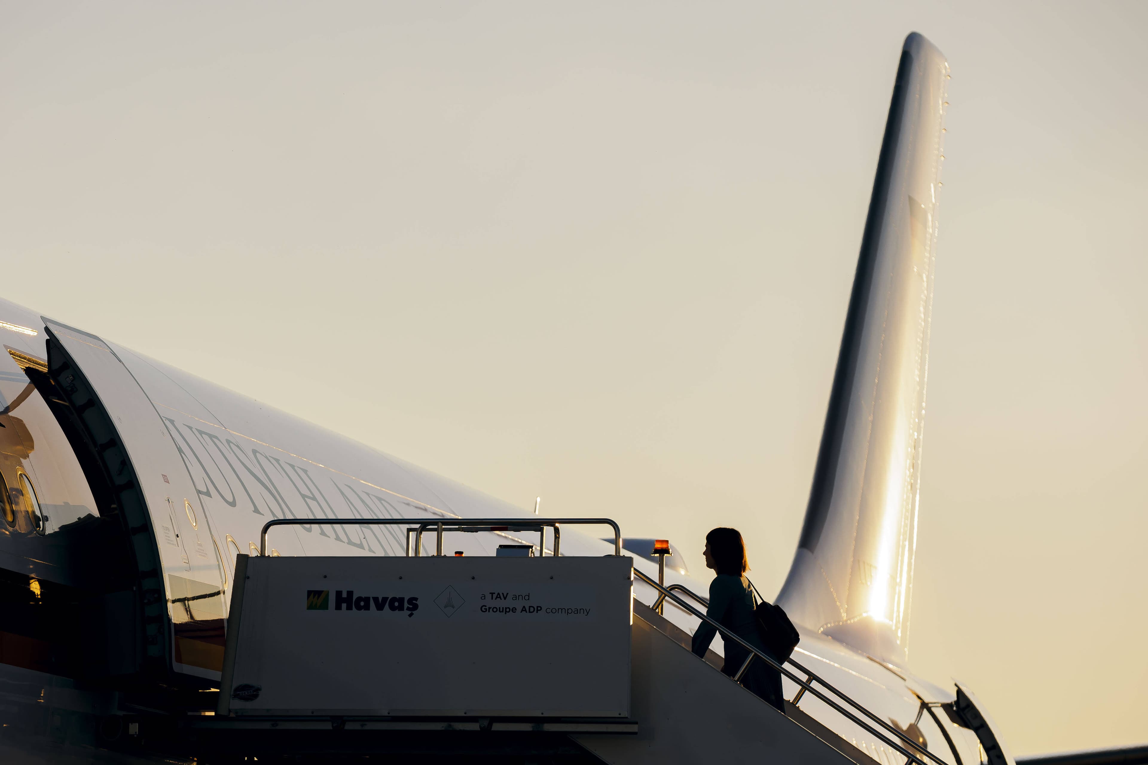 Die Außenministerin steigt die Treppe hinauf in ein Flugzeug.