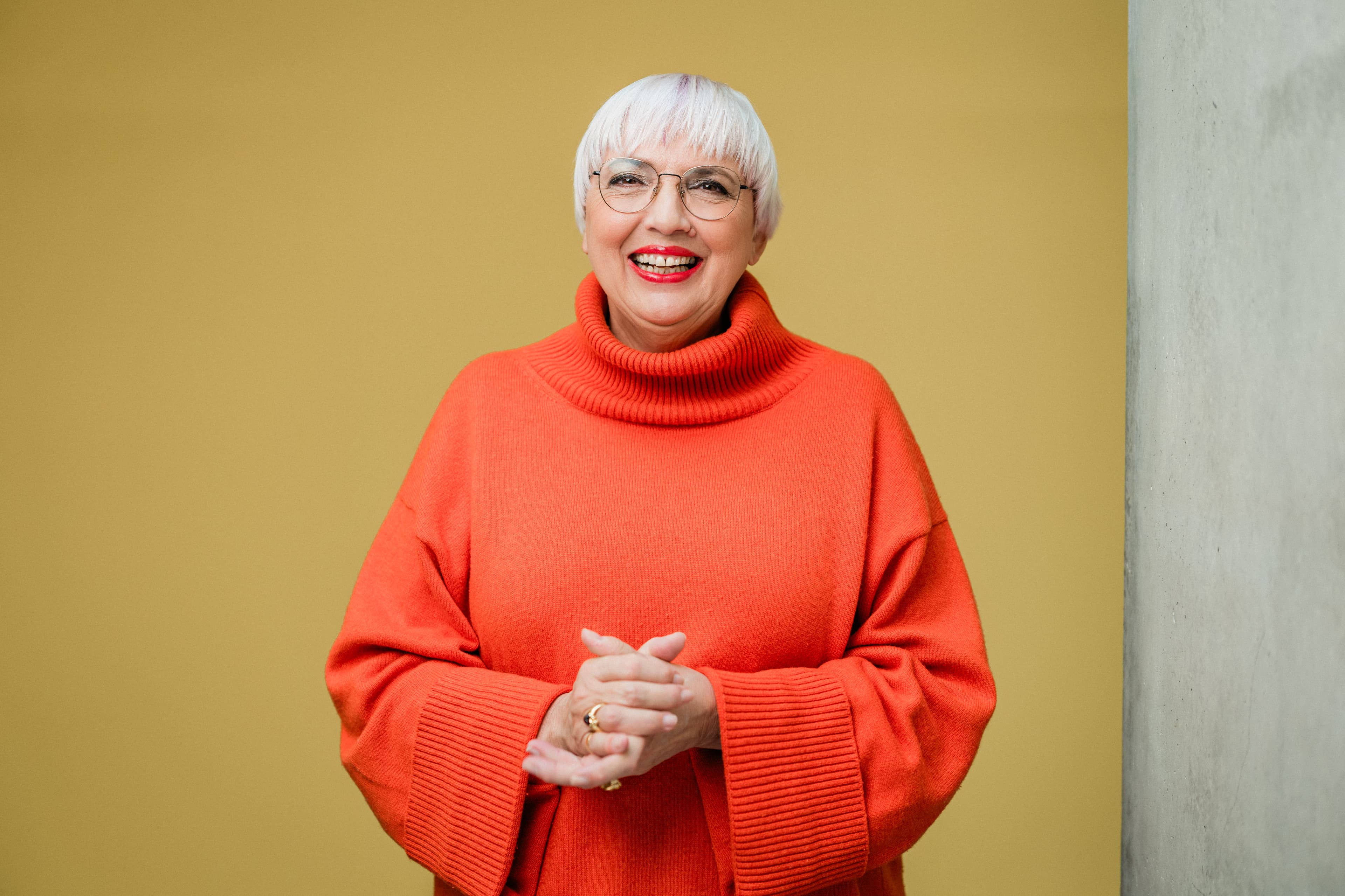 Portrait der Kulturstaatsministerin Claudia Roth vor gelber Wand.